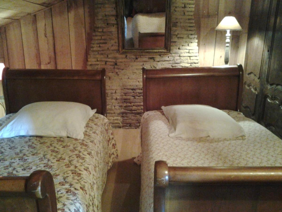 Les Hotes Des Guillemets Laglorieuse Exterior photo