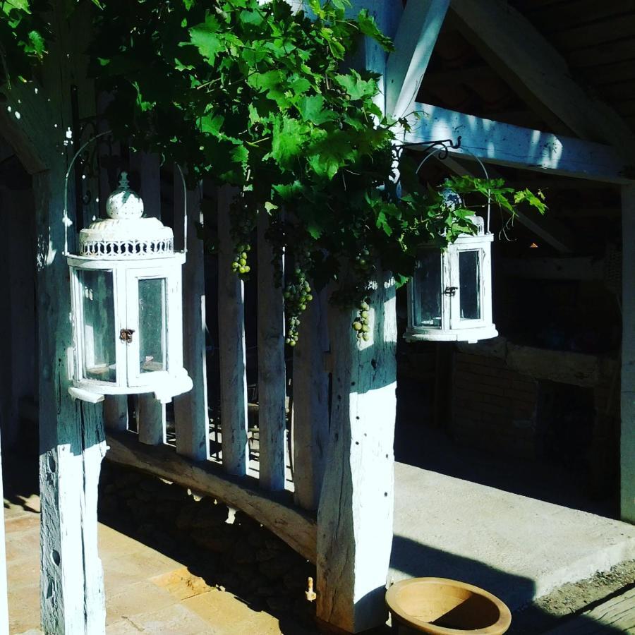 Les Hotes Des Guillemets Laglorieuse Exterior photo